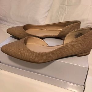 New without box tag! Nine West flats!